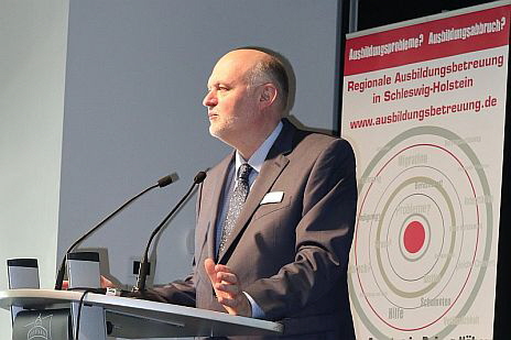Unser Gastgeber Gerhard Müller, Schulleiter des RBZ Wirtschaft Kiel.