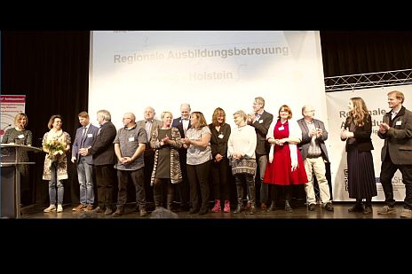 Das Team der Ausbildungsbetreuung mit Frau Schlahn. Von links nach rechts: 
Sybille Hampel, Bianka Schlahn, Benjamin Thöming, Michael Lehmann, Matthias Kordts, Markus Weiß,
Antje Fehrmann, André Wolck, Anja Voss, Andrea Thielen, Kirsten Martens, Olaf Behrmann, Yvonne Weber,
Olaf Stemme, Molly Holst und Dirk Heines.