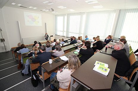 Vortrag: Was bindet Azubi's an ihren Betrieb? Studienergebnisse einer Befragung unter Auszubildenden in Schleswig-Holstein. Prof. Dr.Tim Warszta, FH Westküste Heide (Studiengang Wirtschaftspsychologie Fachbereich Wirtschaft)